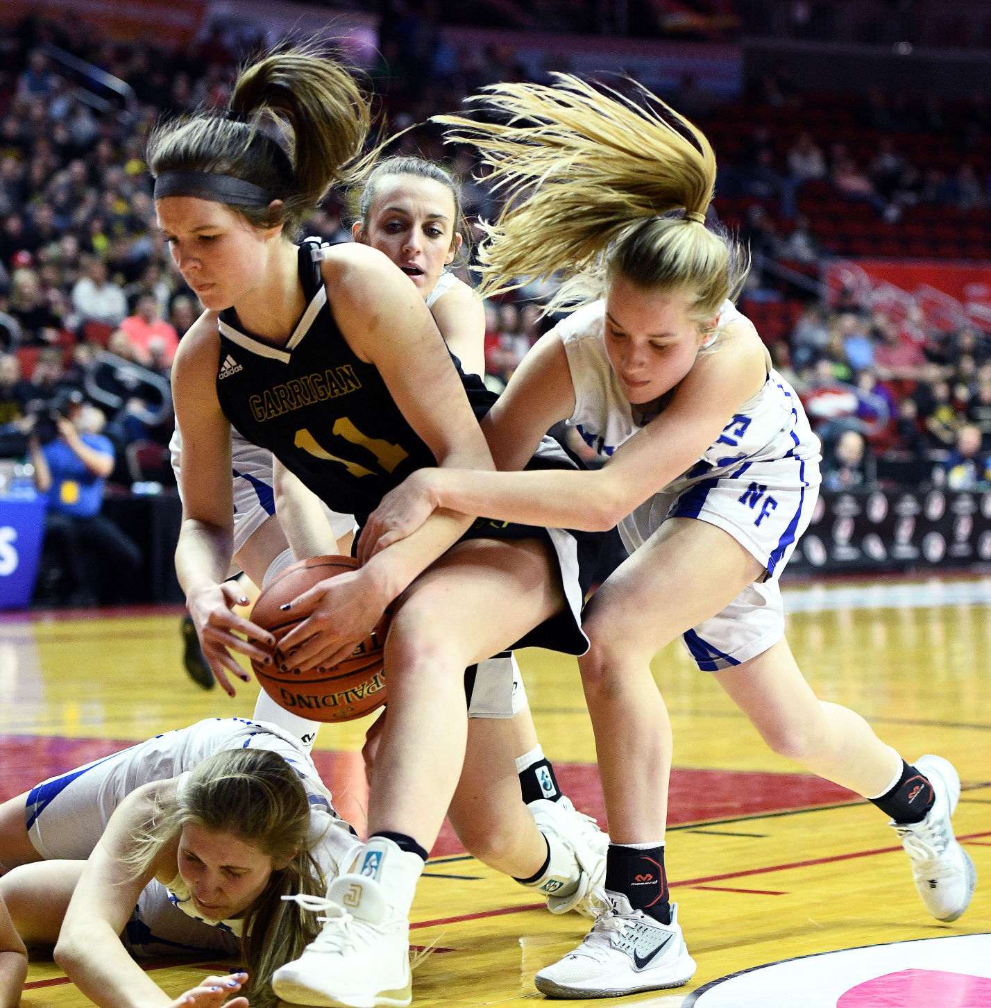 Newell-Fonda vs Bishop Garrigan state basketball
